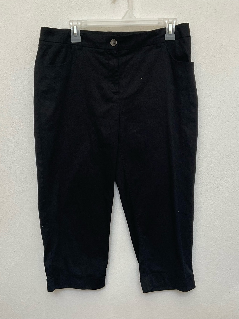 Chico's Black Basic Capris With Sewn In Cuffs Size 1.5 US M/10 Button Close